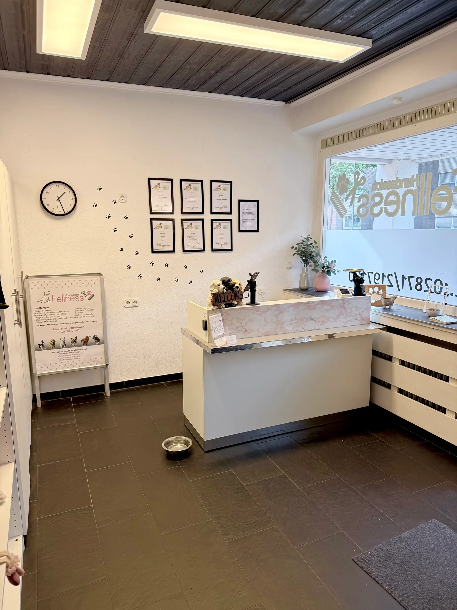 Empfangstheke des Salons, dahinter die Wand mit den Zertifikaten